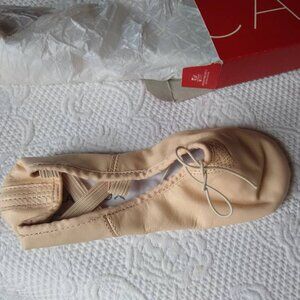 Capezio Cobra leather ballet slipper size 5.5, new in box, with Capezio backpack